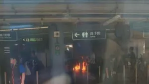 Atac cu sticle incendiare în Hong Kong, într-o staţie de metrou - VIDEO