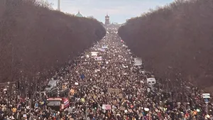 Protest cu zeci de mii de persoane la Berlin împotriva extremei drepte