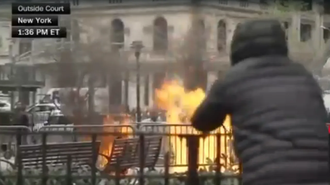 Un bărbat şi-a dat foc în faţa tribunalului unde se desfăşoară procesul Trump