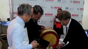 Cluj: Emil Boc a dat cep unui butoi cu bere la Festivalul de Toamnă al Economiei Germane - FOTO