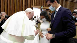 Papa Francisc, criticat pentru că nu poartă mască de protecţie
