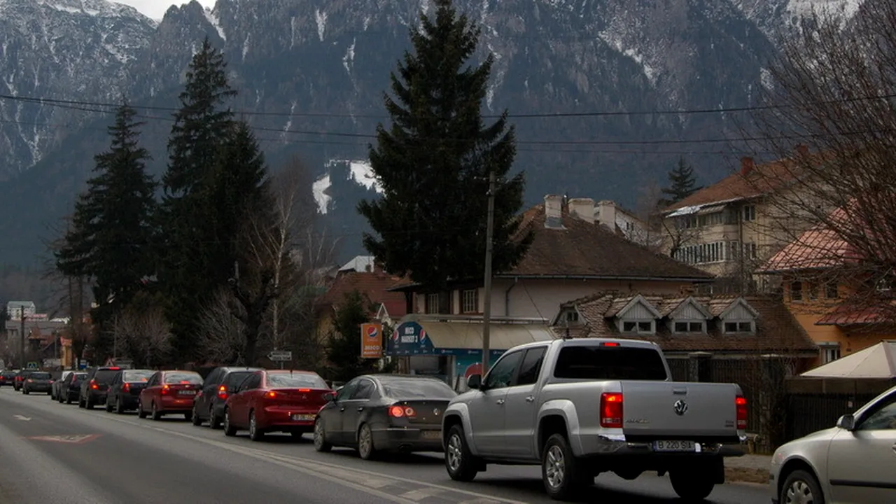 Trafic intens pe Valea Prahovei, se formează coloane de maşini la intrarea în Buşteni 