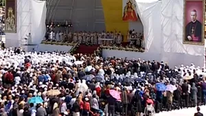 Iaşi: Zeci de mii de credincioşi, la beatificarea episcopului Anton Durcovici. Ponta, printre cei prezenţi