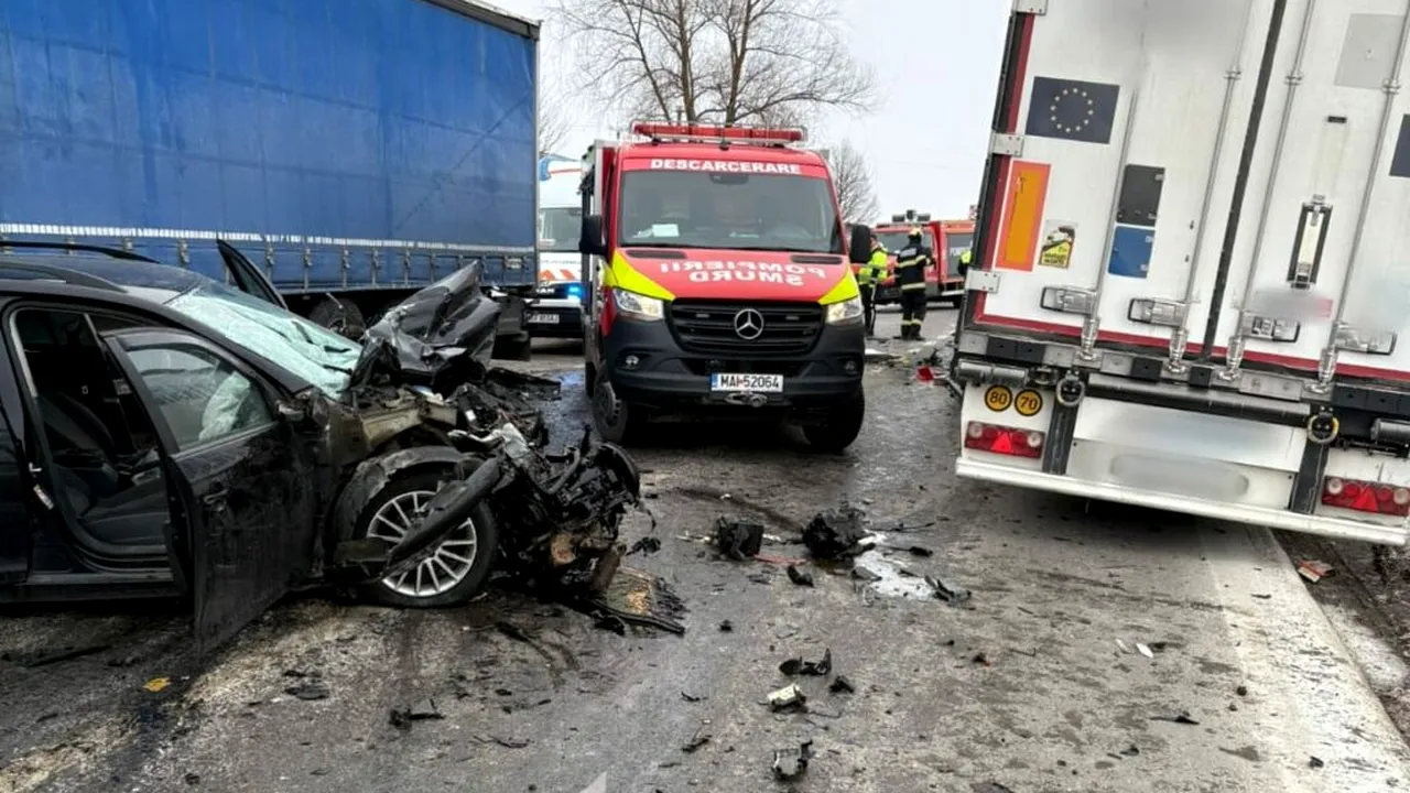 Accident rutier în Suceava: O persoană a rămas încarcerată, pompierii intervin la fața locului