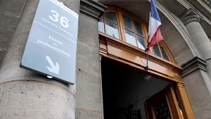 Patru poliţişti francezi, arestaţi sub acuzaţia că au violat o canadiană într-un sediu la Paris