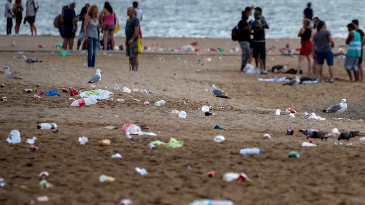 Produsele din plastic de unică folosinţă: mărul discordiei între Tánczos Barna şi omologii de la Economie şi Sănătate
