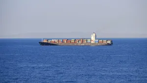 UKMTO anunță că o navă cargo a fost lovită de un proiectil necunoscut în apropiere de Qatar