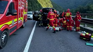Accident grav pe DN7. Bolovan prăbușit peste un autoturism în Lazarat. Un bărbat, scot dintre fiare și resuscitat
