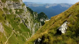 ALERTĂ în Munţii Bucegi: O turistă a căzut într-o râpă adâncă de 30 de metri. 