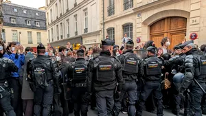 Mobilizare masivă în Franța pentru noile proteste. 70.000 de polițiști și jandarmi, pregătiți să intervină în cazul unor noi violențe