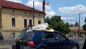 Incident sinistru. Un cadavru transportat pe plafonul unei maşini. O asociaţie de tineri artişti a pus pe jar poliţia