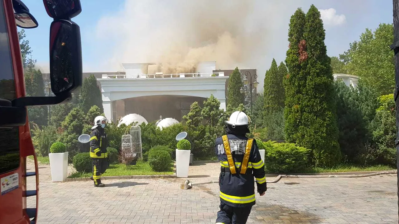 Incendiu puternic la o sală de evenimente din Otopeni 