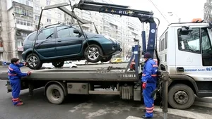 Primăria Capitalei anunţă că ridicarea maşinilor parcate neregulamentar se va face 24 de ore din 24