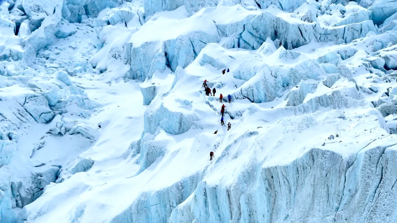Primele decese din acest an pe Muntele Everest. Doi alipinişti au murit în încercarea de a ajunge pe cel mai înalt vârf din lume