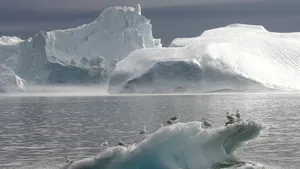Calota glaciară a Groenlandei, erodată de curenţii marini