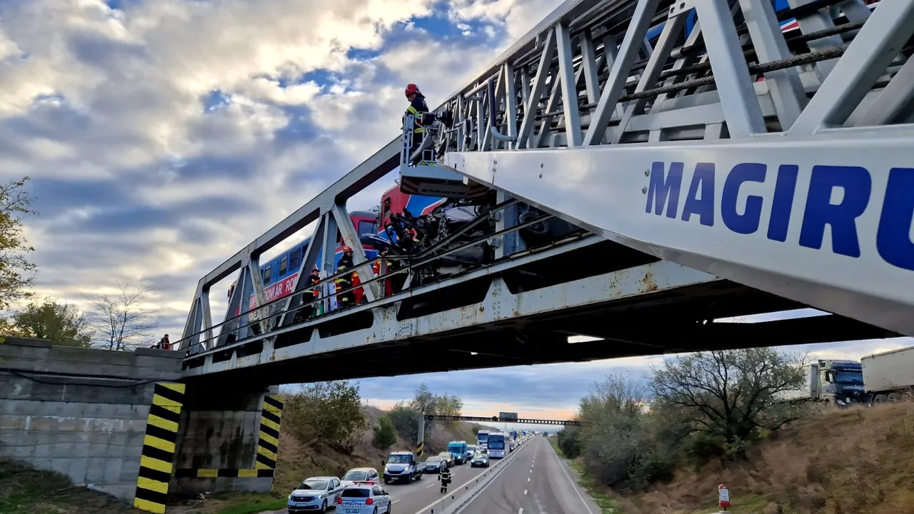 Trafic feroviar şi rutier oprit în Constanţa, după ce un tren de marfă a acroşat o maşină 