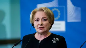 Unde era, de fapt, telefonul lui Dăncilă când o suna Iohannis. Fotografiile care o dau de gol, după ce a susţinut că nu a văzut apelul