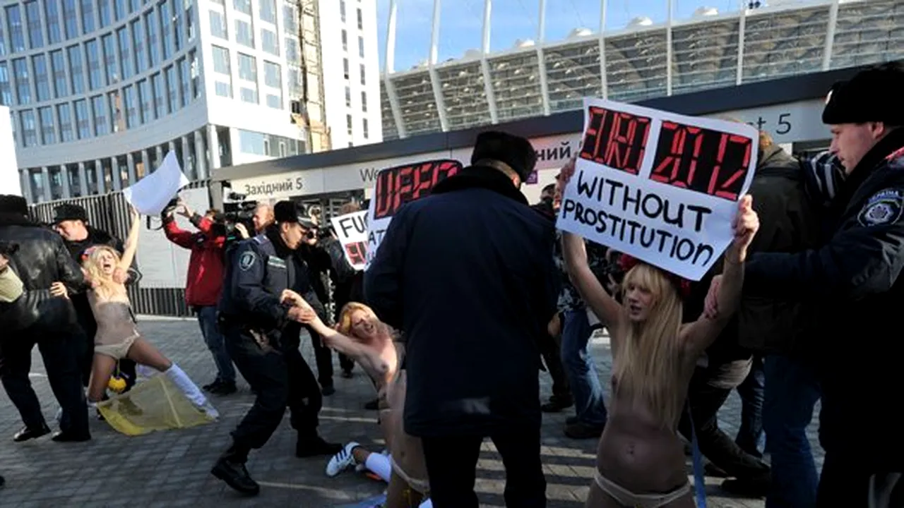 Topless în faţa Stadionului Olimpic din Kiev: De ce s-au dezbrăcat activistele de la Femen înaintea tragerii la sorţi pentru Euro 2012 - VIDEO