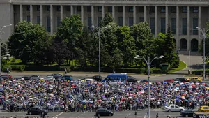 Angajaţi din mai multe structuri ale statului protestează azi în Piaţa Victoriei