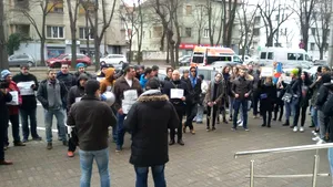 FOTO În jur de 50 de timişoreni protestează în faţa Prefecturii Timiş: “Grindene, fă-ne o surpriză plăcută