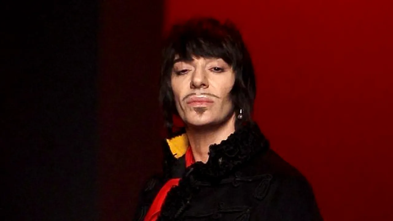 Galliano va fi judecat pentru injurii rasiale, deşi şi-a cerut scuze public