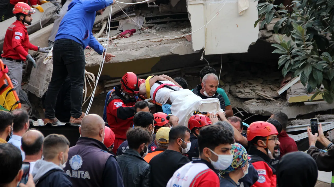 VIDEO Operaţiunile de salvare continuă în Turcia, după cutremur. Bărbat scos în viaţă de sub dărămături, după 26 de ore