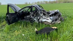 Accident grav neelucidat. Un tânăr a murit după ce maşina pe care o conducea s-a răsturnat pe câmp. Unde s-a întâmplat tragedia
