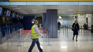 Trei români şi doi sud-americani, depistaţi cu 10 kg de cocaină pe aeroportul din Roma
