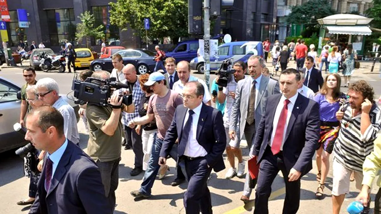 Boc a trecut pe roşu ca pieton după ce un poliţist a oprit traficul auto