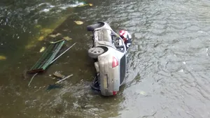 Trei persoane, rănite în Bucureşti după ce maşina în care se aflau a căzut în Dâmboviţa