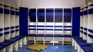 Mărimea contează în vestiar: Bărbaţii, mai preocupaţi de părerea amicilor decât de a partenerelor