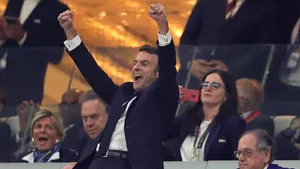 Macron a fluturat pumnii în aer, la semifinala Franţa-Maroc
