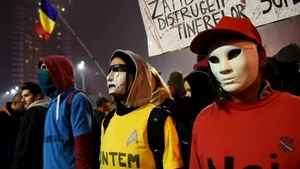 Financial Times: Românii, obosiţi de eforturile anticorupţie şi cu gândul la portofelele lor, gata să îi readucă la putere pe unii suspecţi DNA