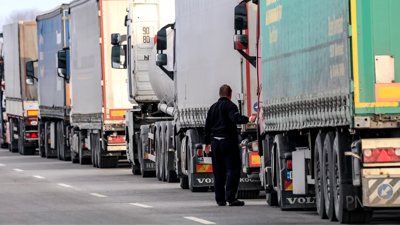 CNAIR prelungeşte restricţiile de tonaj pe autostrăzi şi drumuri naţionale din cauza caniculei
