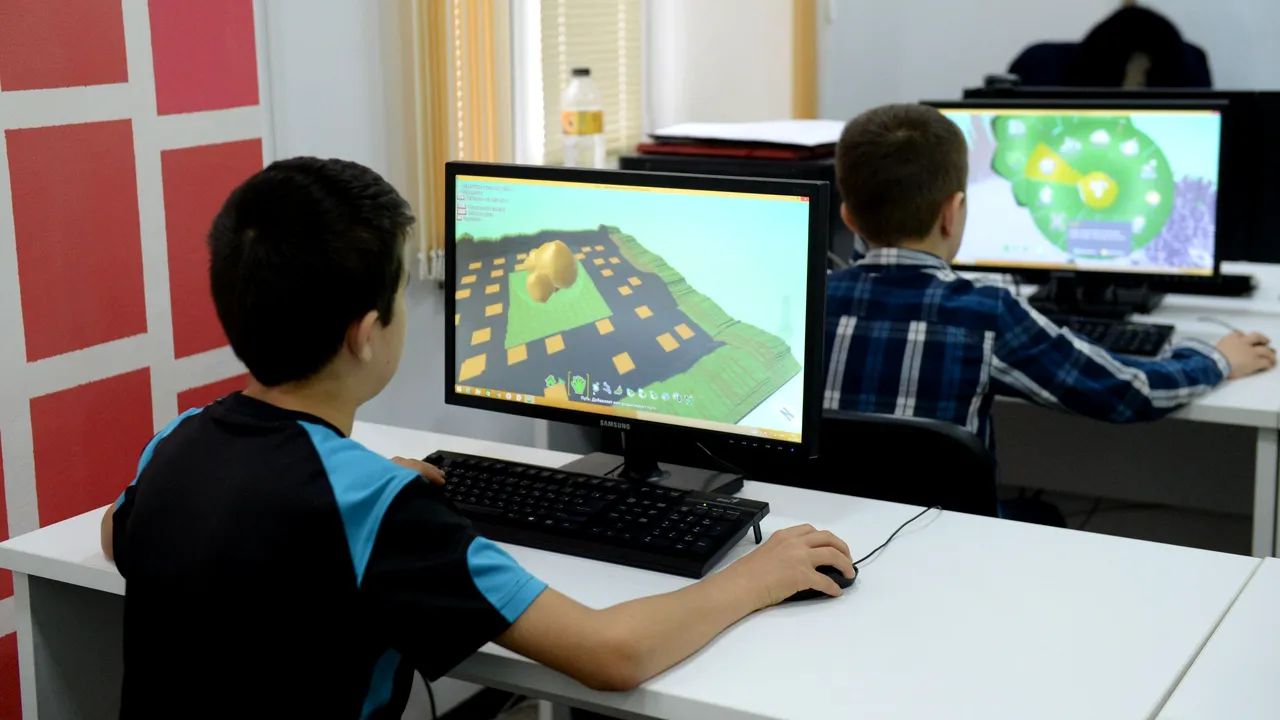 Elevii din România se situează la un nivel mediu minim funcţional al competenţelor digitale  