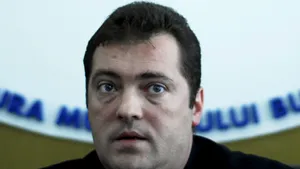 Prefectul Ţincu a primit o pereche de papuci de la reprezentanţii BEM