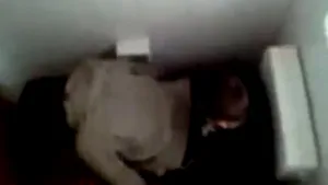 Iaşi: Anchetă la un liceu după ce doi elevi au fost filmaţi când întreţineau relaţii sexuale în baie