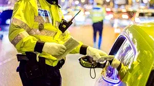 Dialog savuros între un poliţist şi un şofer: Vinul roşu face bine la circulaţie. Chiar nu ştiţi?