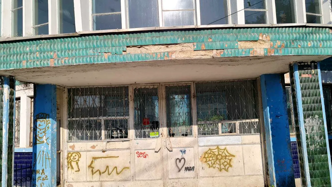 Igrasie şi mucegai, plante şi muşchi pe pilonul central din Autogara Baia Mare, închisă de OPC