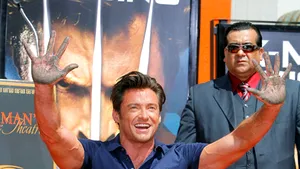 Hugh Jackman şi-a lăsat amprentele în cimentul de la Hollywood