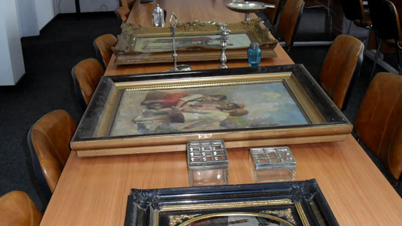 Tânăr reţinut pentru că a furat tablouri şi argintărie de aproximativ 20.000 de euro - FOTO