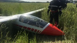 Un planor a aterizat forţat pe un câmp din Covasna | FOTO