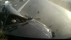Probabil CEL MAI NOROCOS şofer din lume: A ieşit teafăr din maşina ZDROBITĂ de un camion şi un autocar - FOTO, VIDEO