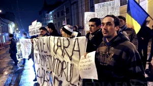 PROTESTELE DIN ŢARĂ: Protestatarii arădeni cer alegeri, dar spun că nu mai merg la vot pentru că nu au pe cine vota