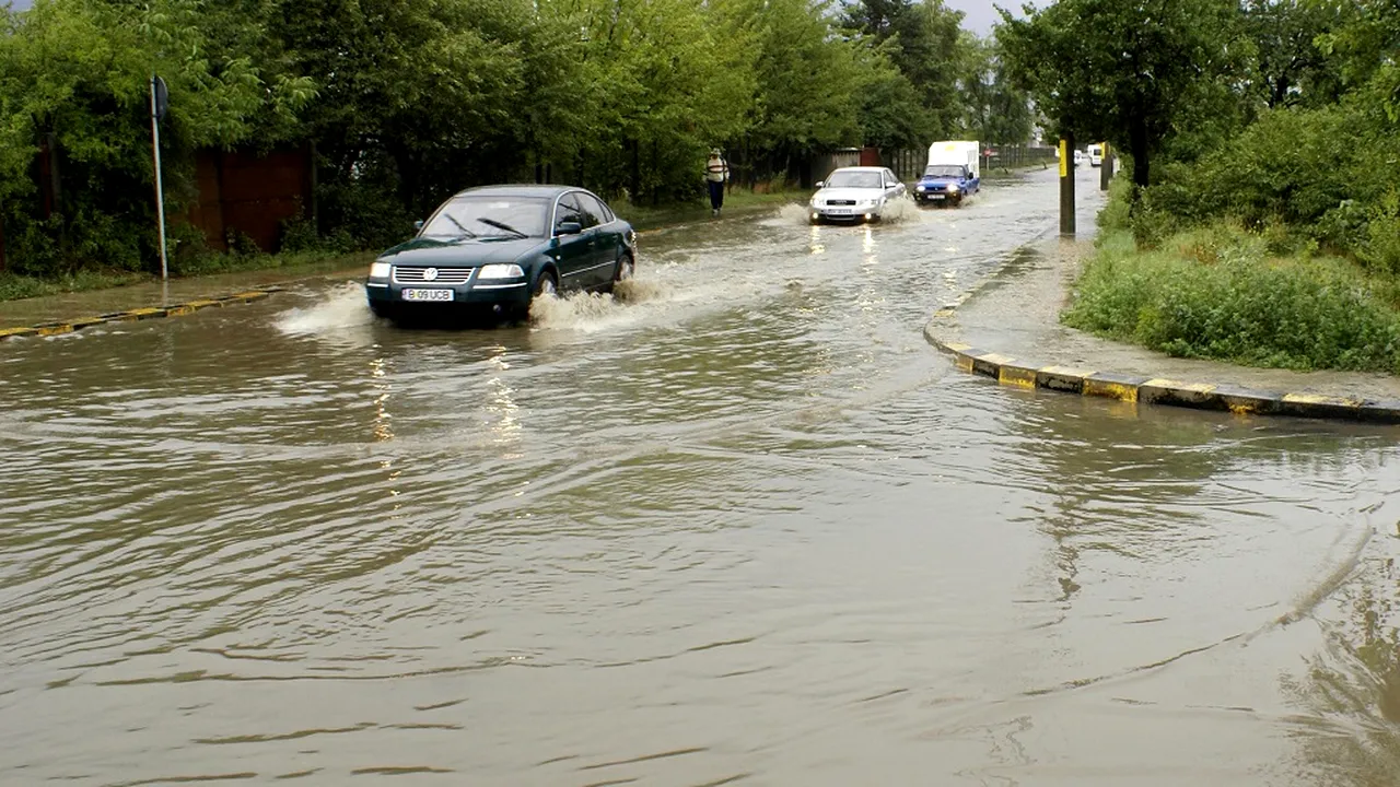 19 judeţe se află sub COD GALBEN de ploi puternice. HARTA / Cantitatea de precipitaţii poate ajunge la 60 de litri pe metru pătrat