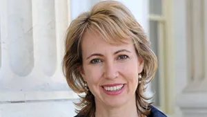Gabrielle Giffords, o democrată de centru căsătorită cu un astronaut