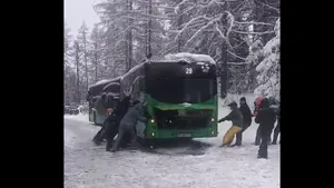 Autobuz blocat în zăpadă în drumul spre Poiana Brașov. Călători coborâți din autobuz au încercat să împingă vehiculul pentru a-l scoate