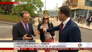 VIDEO Un reporter BBC, PLESNIT după ce a atins o femeie pe sâni, ÎN DIRECT