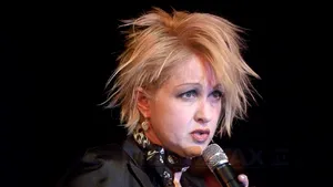 Gafă la US Open: Cyndi Lauper a încurcat versurile imnului american - VIDEO
