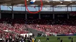 Un parașutist blocat pe acoperișul stadionului a provocat amânarea unui meci din Cupa Campionilor